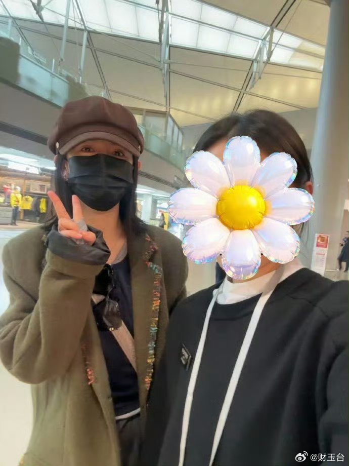 虹桥机场偶遇谢娜护夫发声后首次现身虹桥机场，谢娜状态松弛又圈粉。橄榄绿大衣配贝雷