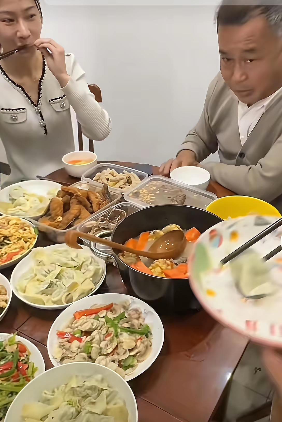 大师沈巍还是改不了这个毛病，他会经常有意无意的的测试身边人对他的态度！
   比