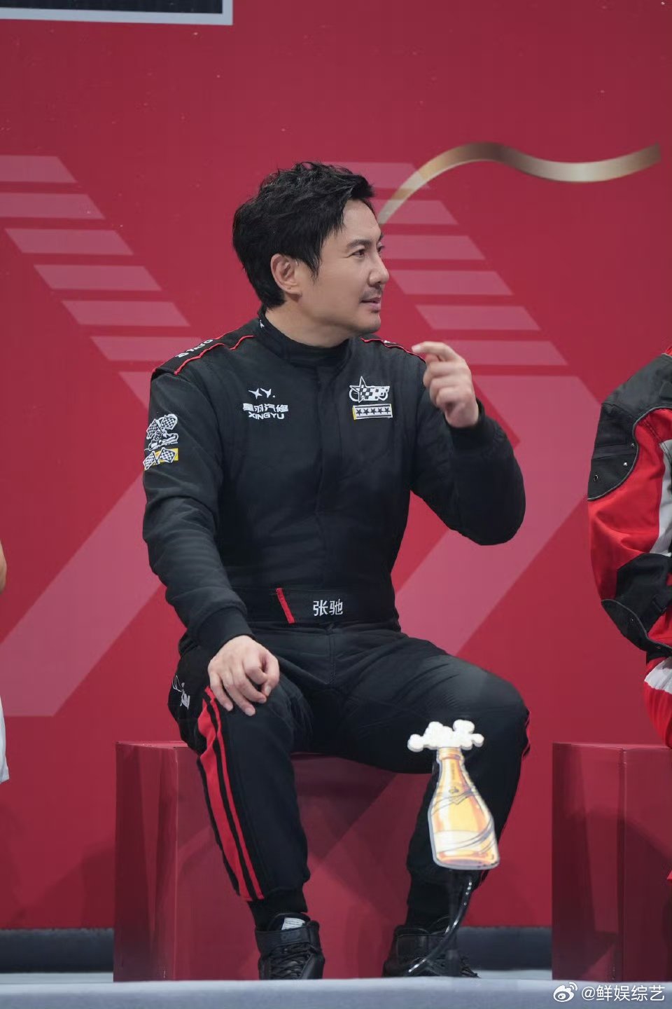 近距离检查沈腾脸上的褶子 谁懂啊！网友执着检查沈腾褶子，腾哥懵圈发问超可爱，褶子