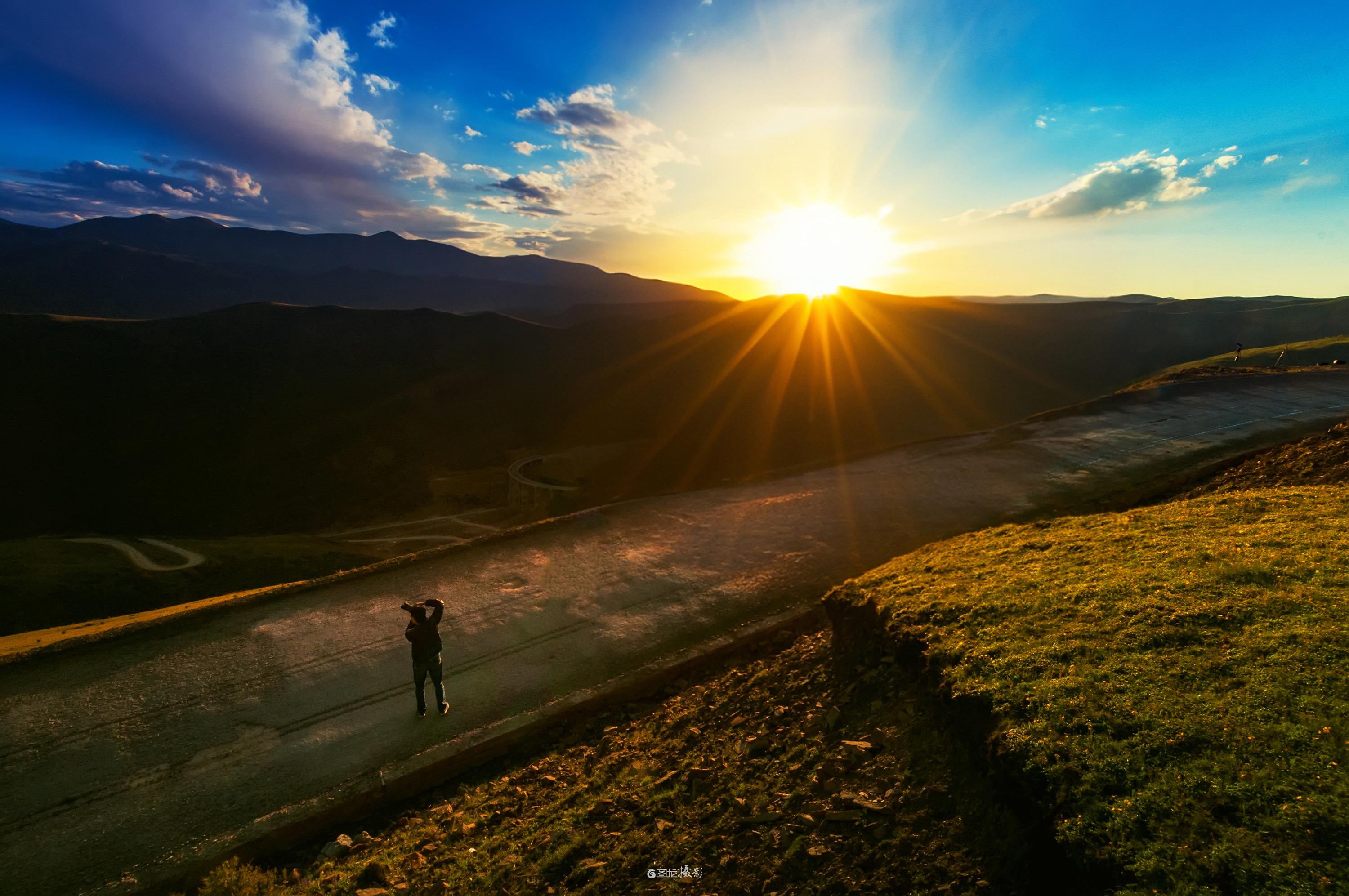 十年前川西山脊的那帧夕阳自拍。十年前的川西行，国道边的夕阳把天地烧成了...