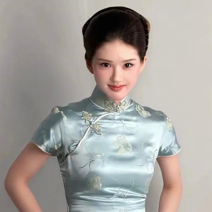 赵露思新拍的杂志
这妆咋化的
本来好好的清纯四川妹子
生生整出了怪异的混血感