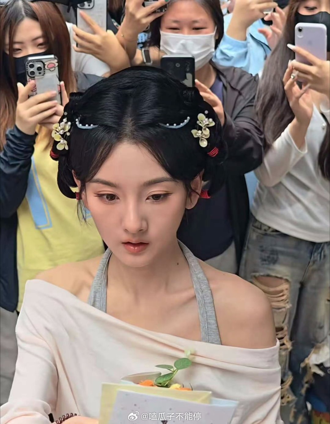 宋祖儿最新路透，多吃点饭吧 