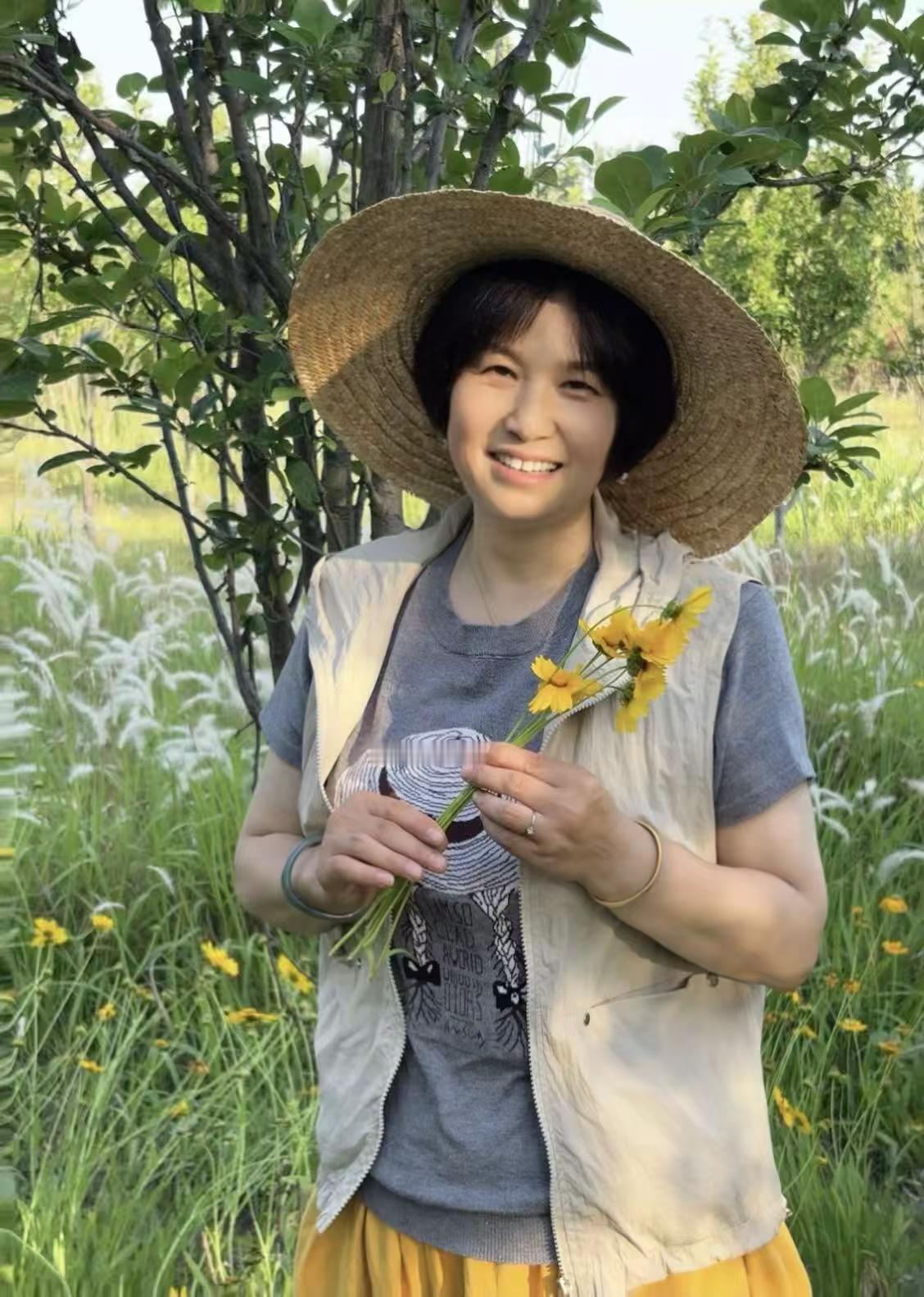 十里麦浪随风起，满目清欢入眼来。