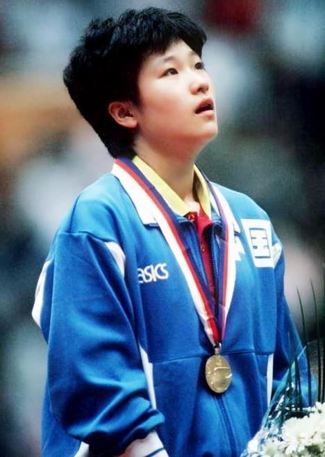 1988年汉城奥运会，20岁的陈静拿下乒乓球女单冠军，成为奥运史上首位该项目金牌