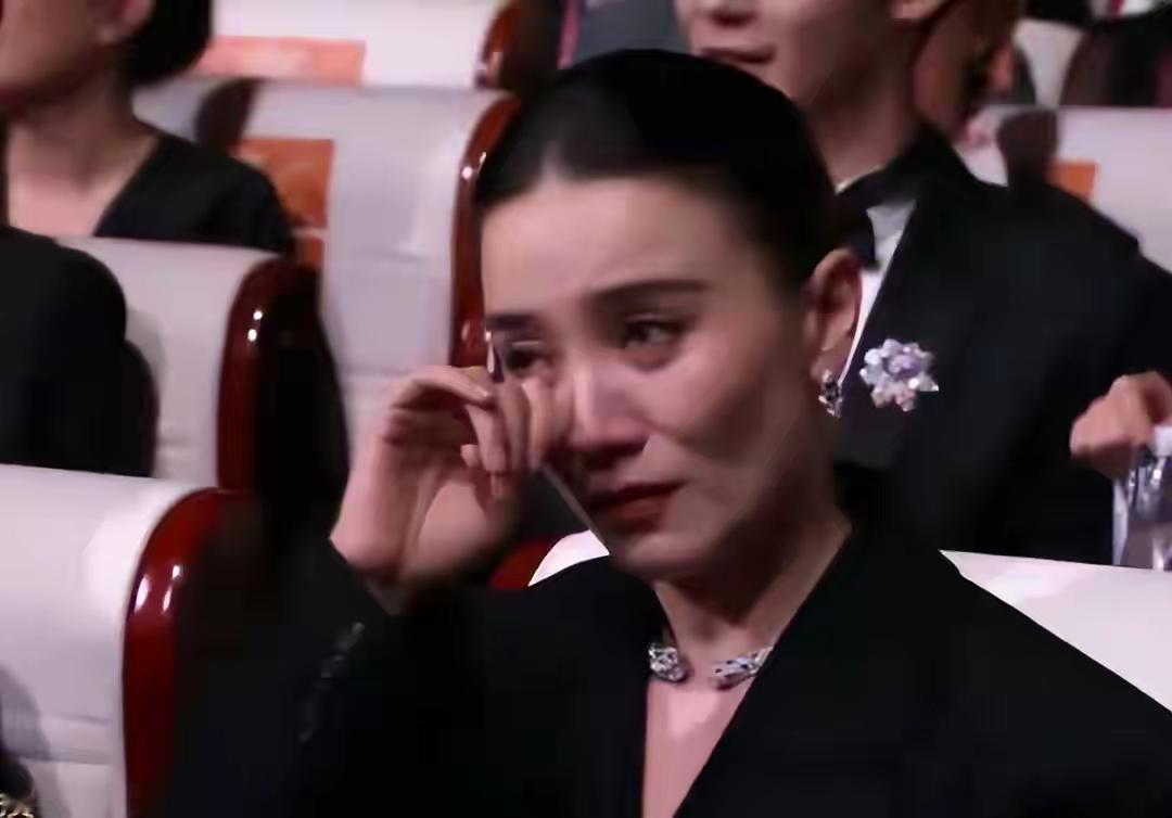 百花奖颁奖典礼最感人一幕，萨日娜获得大奖，宋佳却哭的稀里哗啦
8月10日第38届