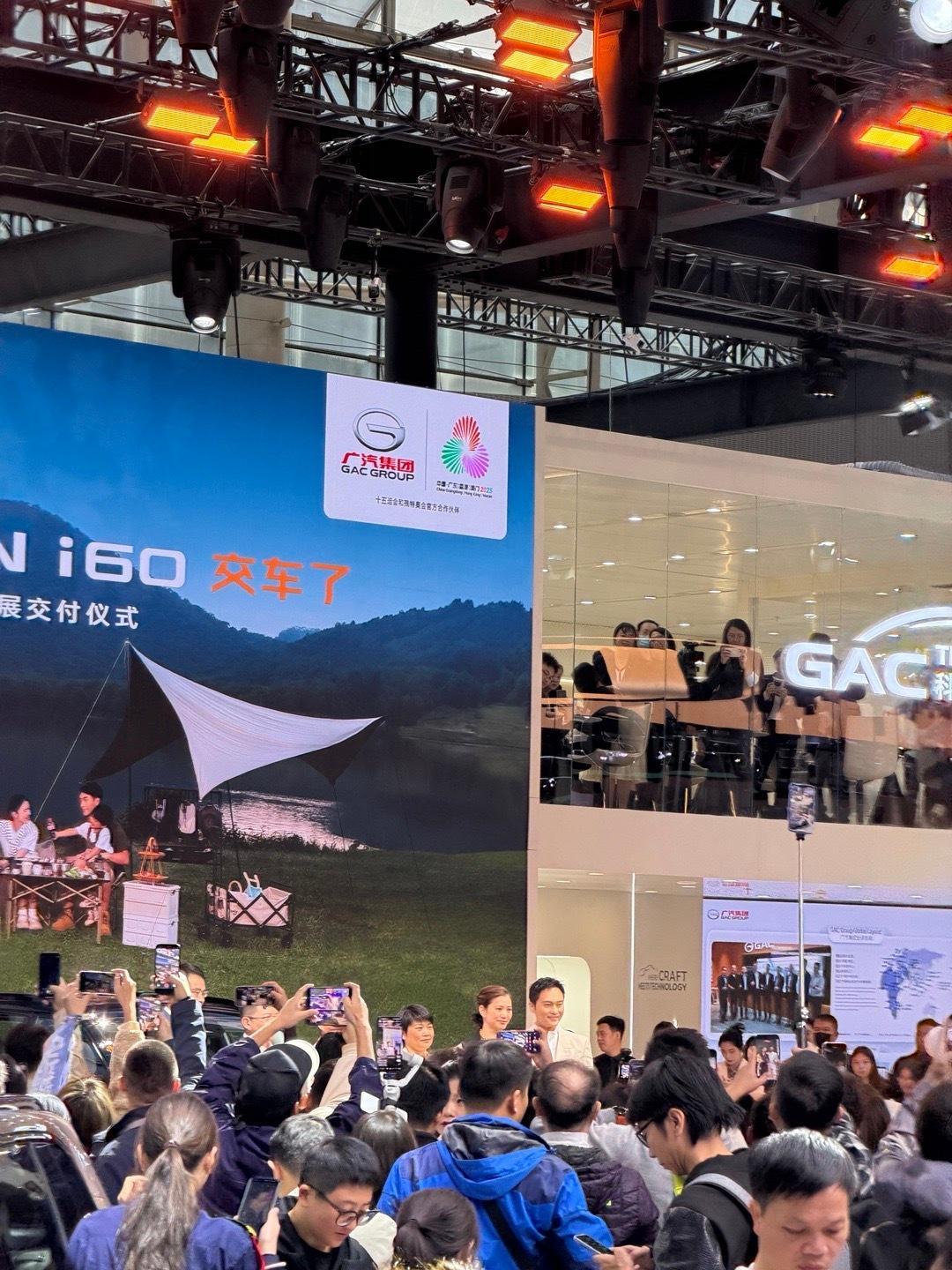 在人山人海中看到了张智霖和靓靓