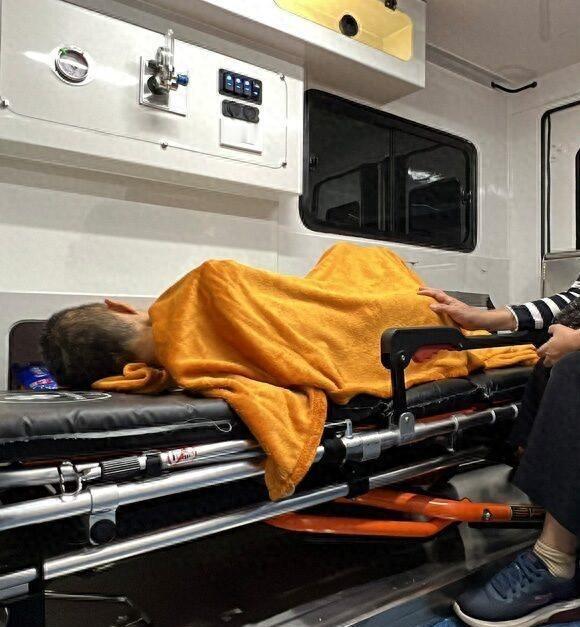 泰国65岁女子因脑癌死亡，家人准备将她火化时，女子突然睁眼，还微微动起来，见到这