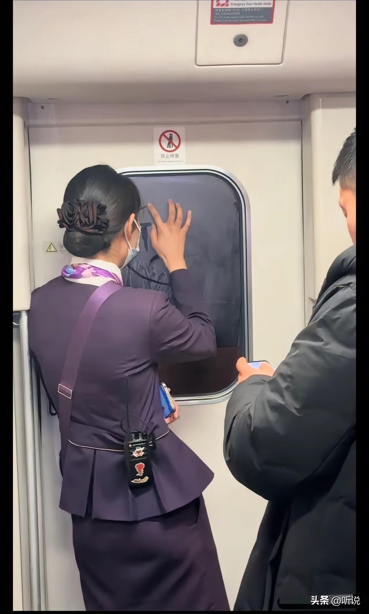 高铁乘务员的工作看来也不开心呐！