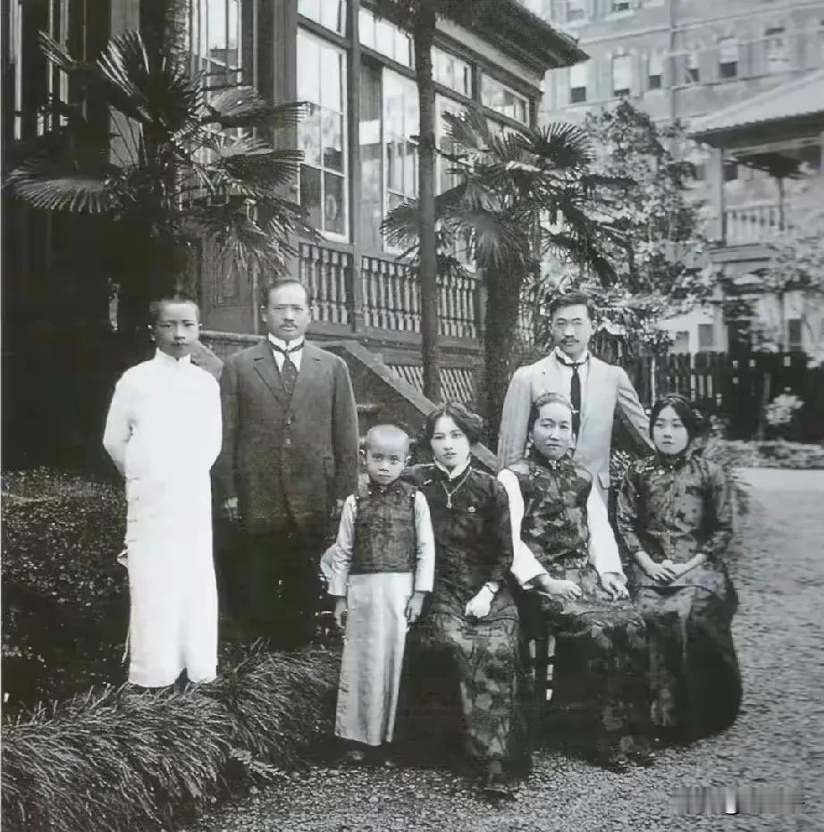 1914年8月25日，宋家在日本横滨山手町59号留影。
镜头定格时，没人预见这场