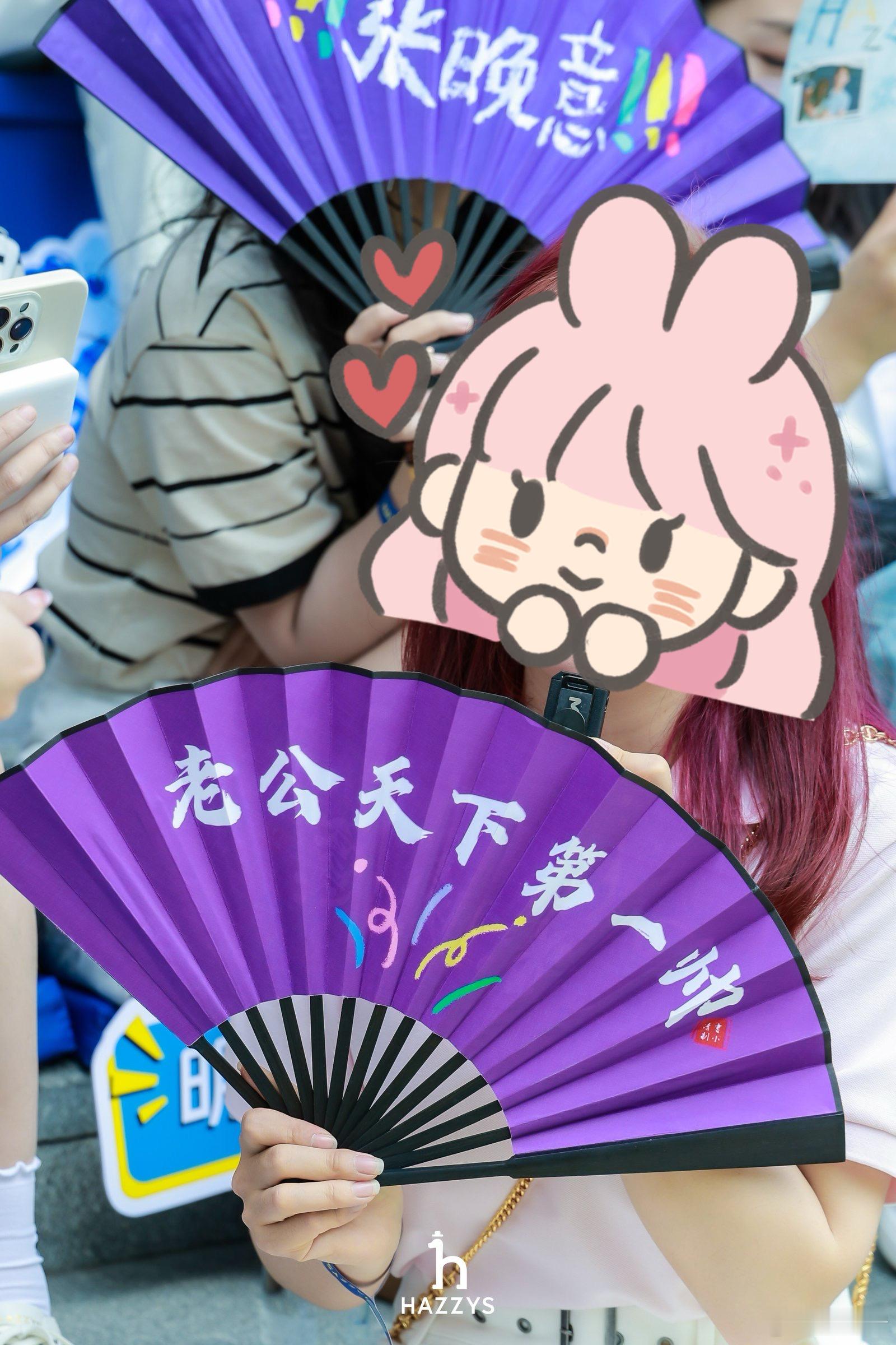 本来是两个“张晚意”，摄影大哥说你这个“老公天下第一帅”挺好，能展示一下吗，哈哈
