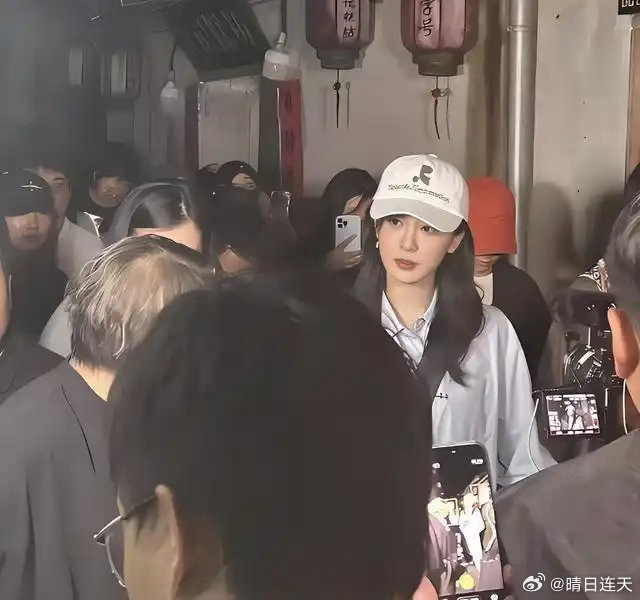 杨紫夜游宏村被路人偶遇，和粉丝边走边聊超接地气，路人镜头下依旧美丽动人 