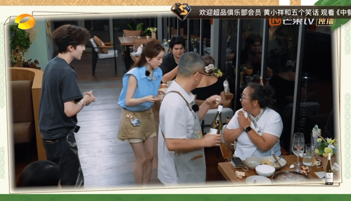 张雅琪中餐厅暖心服务张雅琪用心对待每一位顾客这期中餐厅最大的惊喜是张雅琪，待人温