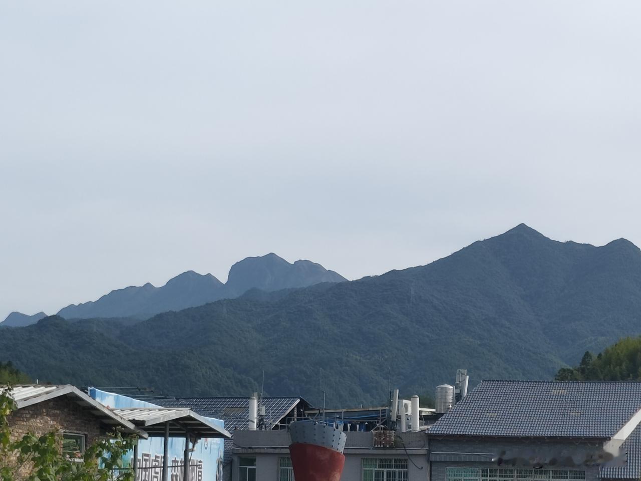 那年从沈阳到福建天子山，看到了伟人像，大家看看这座山上躺着的老人像谁？这是哪里？