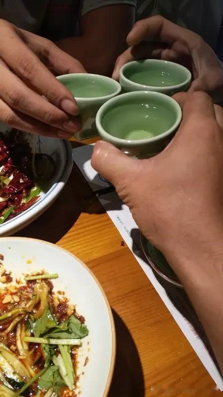 上联:酒逢好友千杯少
下联:话不投机半句多