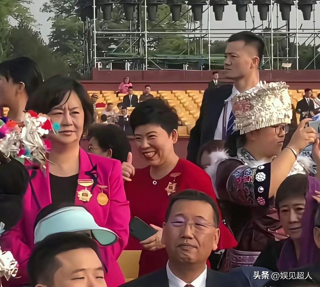 九三阅兵的时候，大家都在讨论国家的强大，军人的飒爽英姿，可我却被一个小小的画面戳