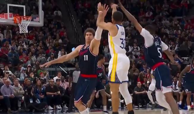 快船麻烦了，库里连拿16分，勇士将比分缩小到两分。

正在进行的一场附加赛焦点战