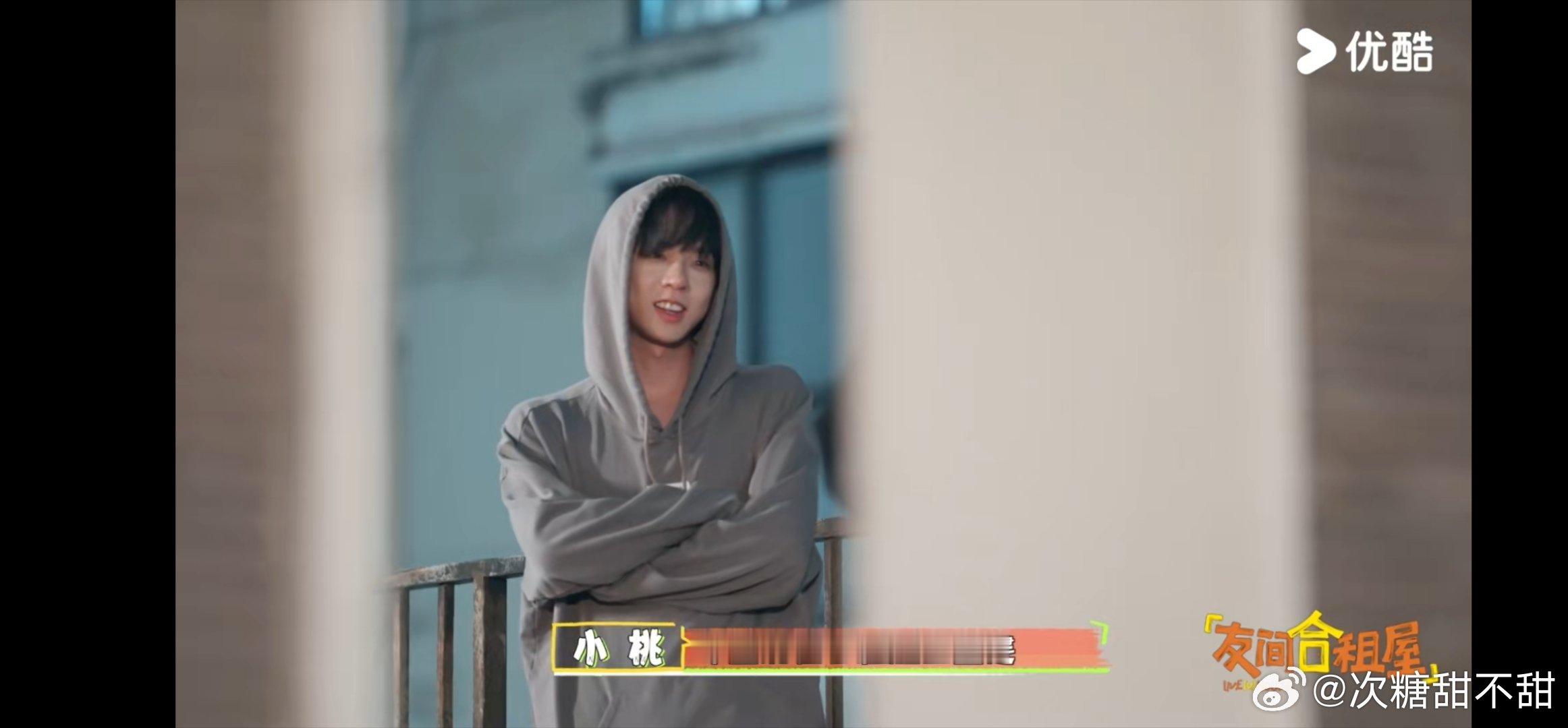 毕业迷茫期是群体现象  毕业生们，迷茫不是错，是我们在探索未来的必经之路。 