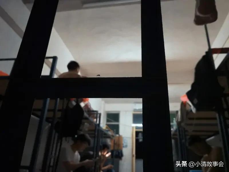 被室友忽略，那感觉就像自己是空气。之前我寝室里，就我和室友A在，结果室友B回来，