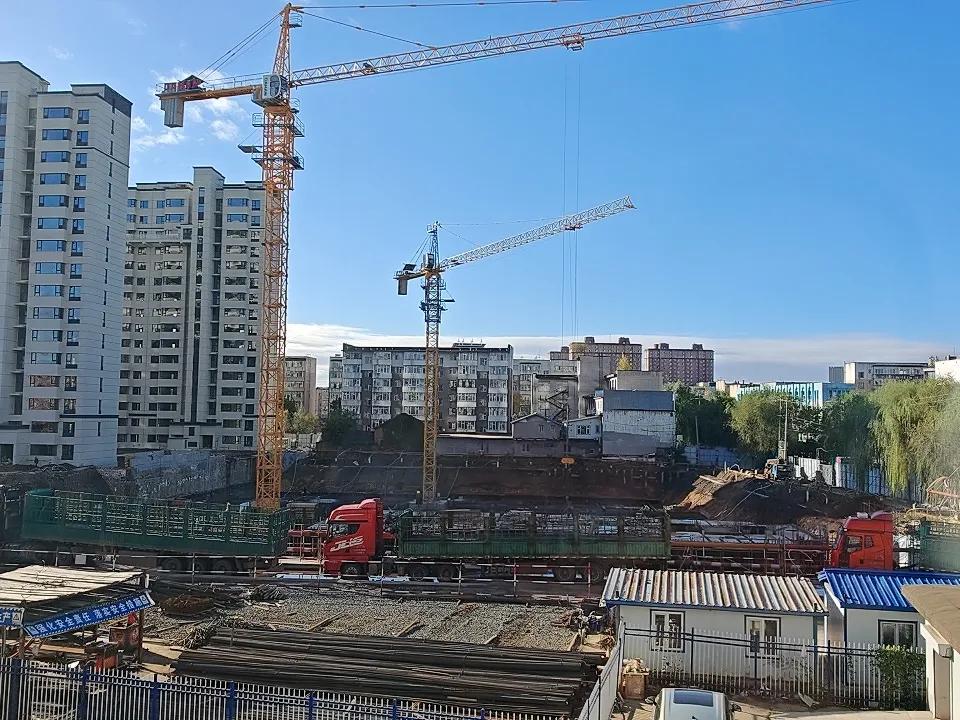 记录工地的瞬间忙碌的工地，十一也不休息