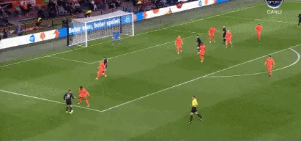 挪威队这进球太牛了！就说那粘球式带球，左晃晃右晃晃，晃得对手晕头转向，罗本在现场