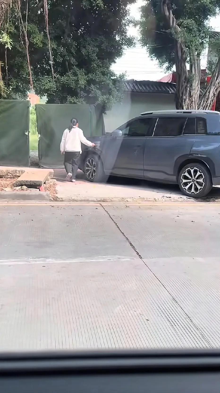 该不该告诉大爷？乱停车是不对了，但是女子这样刮车破坏别人财产，更不值得提倡，太狠