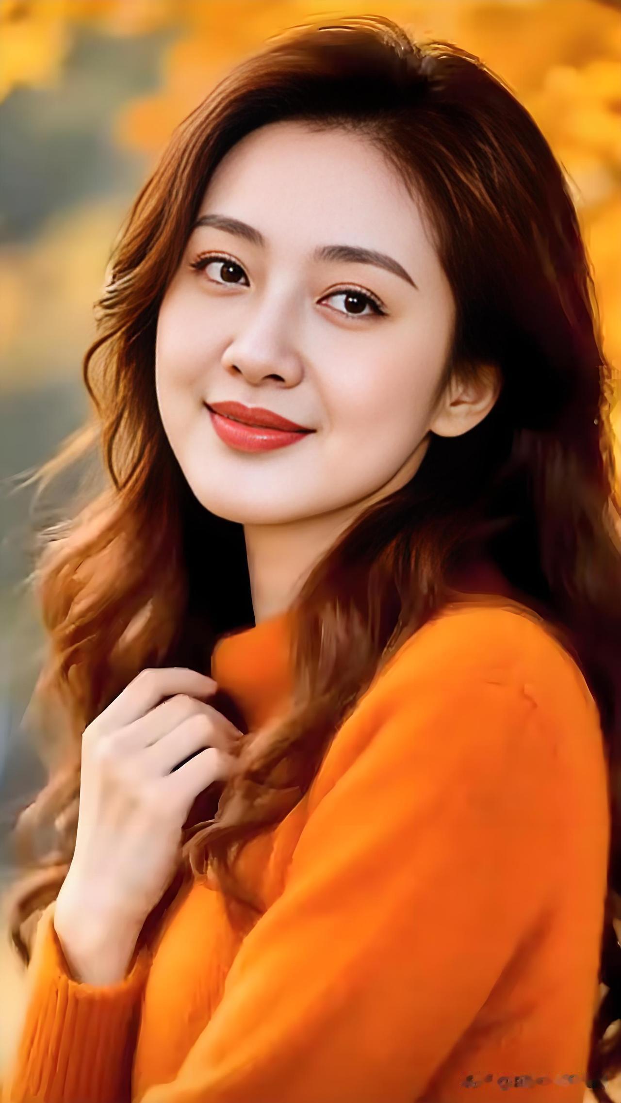 这位小姐姐在微笑，好温暖。