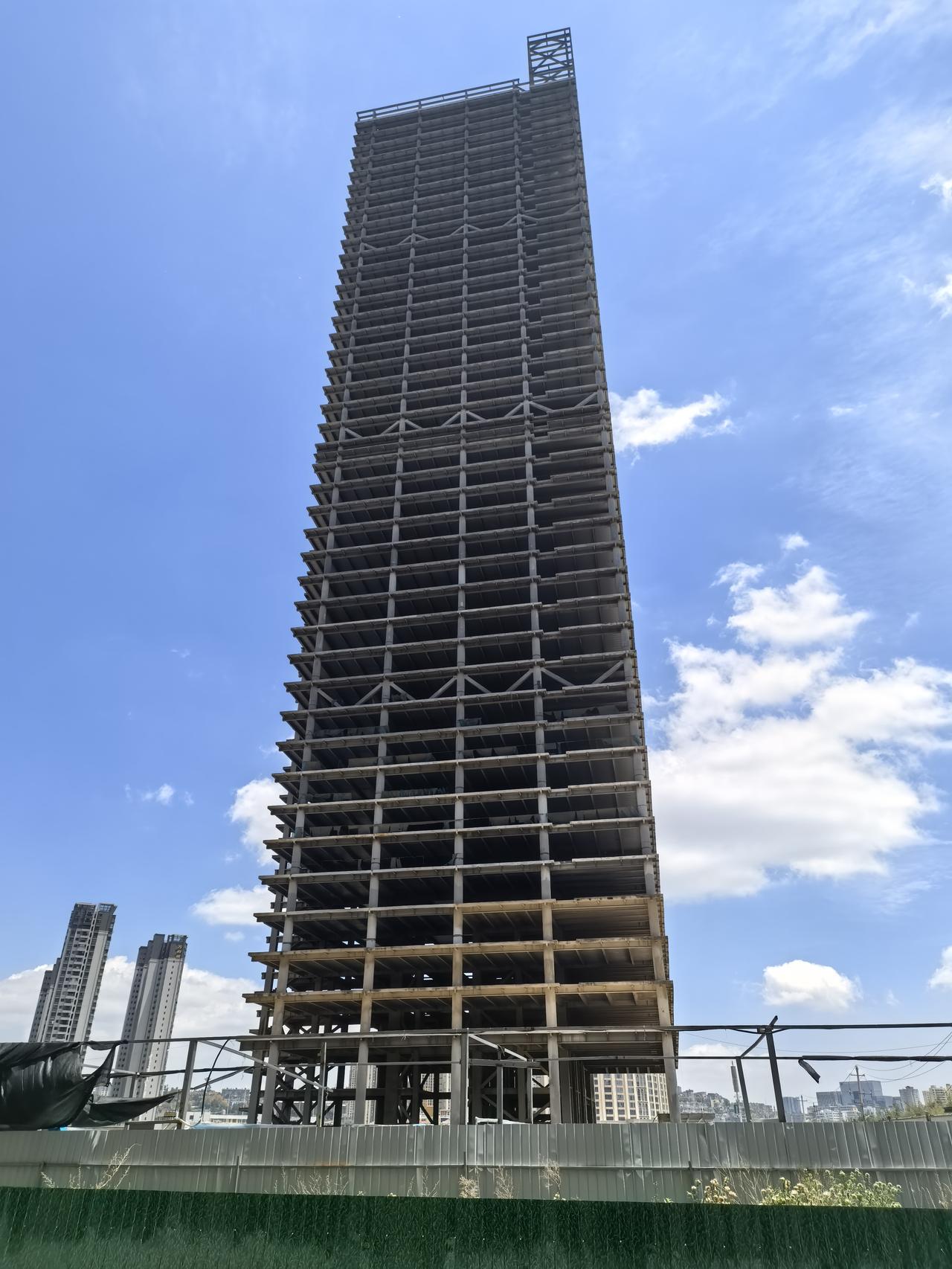 西北新城，4号线小屯路地铁站口附近，是五华区的第一高楼了吧！两百多米高，全钢结构