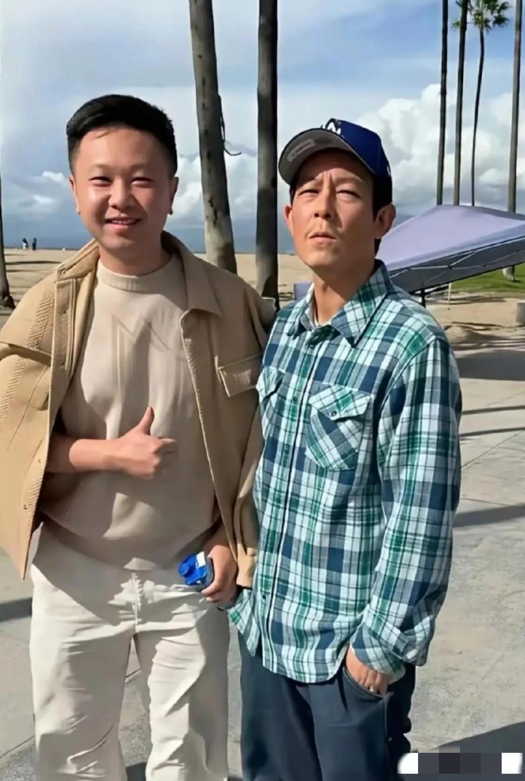 照片中头戴蓝色棒球帽、穿着格子衫的陈冠希胖瘦适宜，额头紧蹙，眼袋清晰，唇角耷拉，