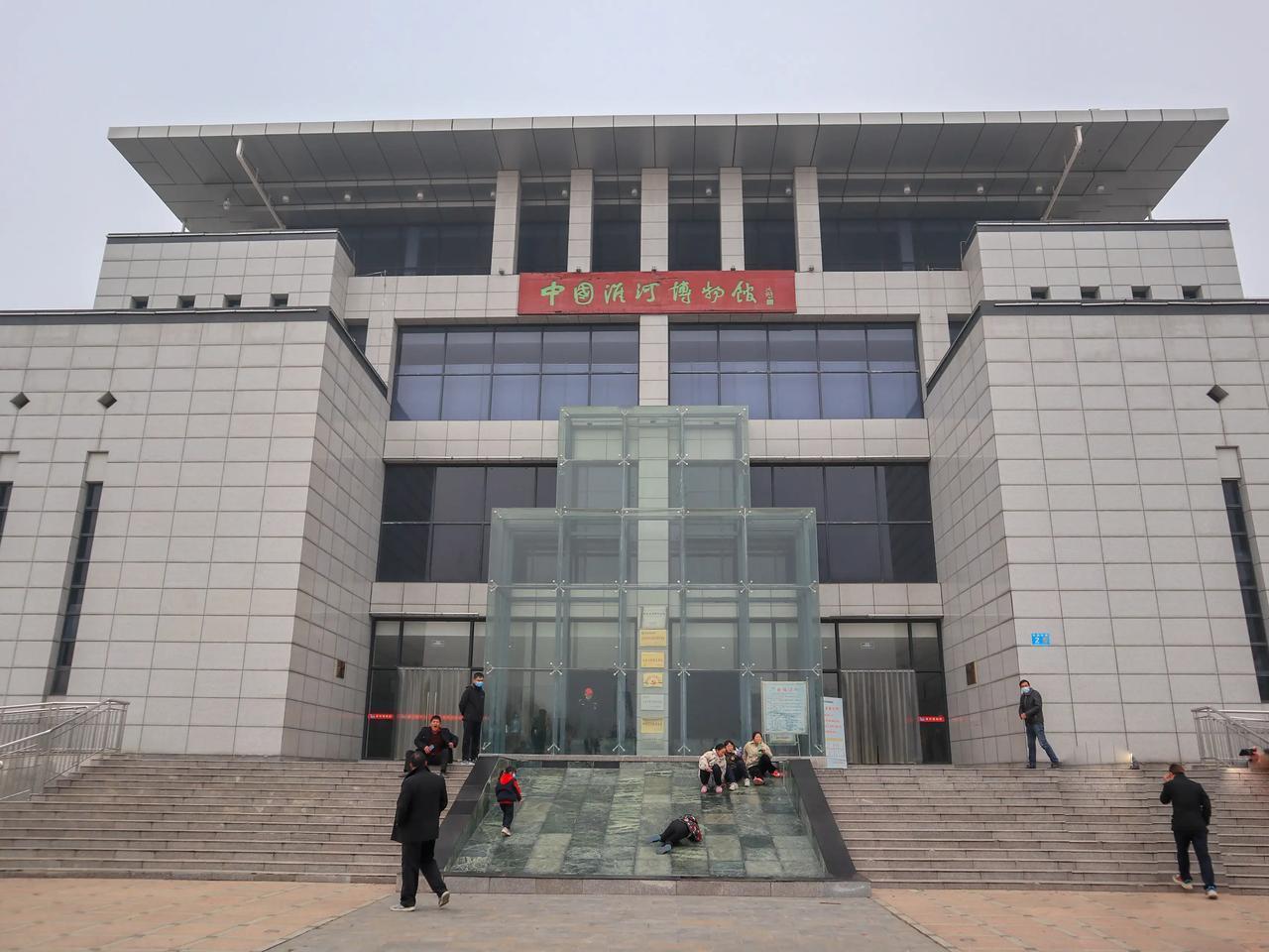 今天来到了河南信阳，淮滨县淮河博物馆，这里有很多值得一看的文物和展品，这里全面展