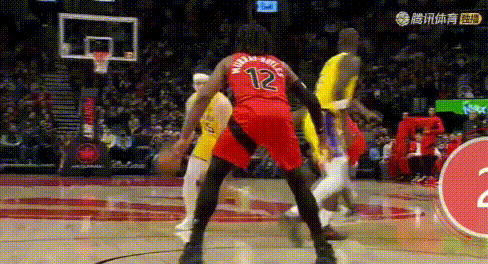 真巨星——里夫斯这突破好帅！
图1-2：借掩护突破遇强力防守，假装后仰骗防守球员