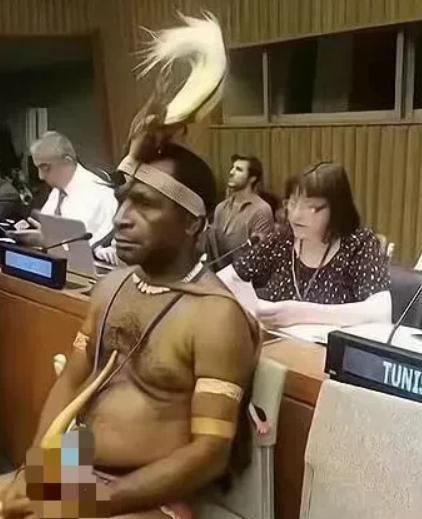 这张照片拍摄于2018年，联合国大会上，一名穿着奇特的非洲男子正端坐在会场上，黑