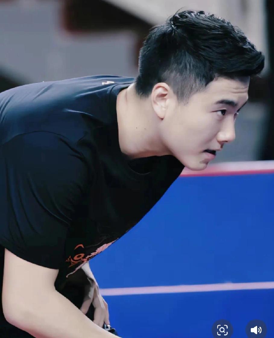 太意外啦！都知道梁靖崑是两个孩子的爹了，还有球迷大胆表白梁靖崑:“你好帅我好爱”