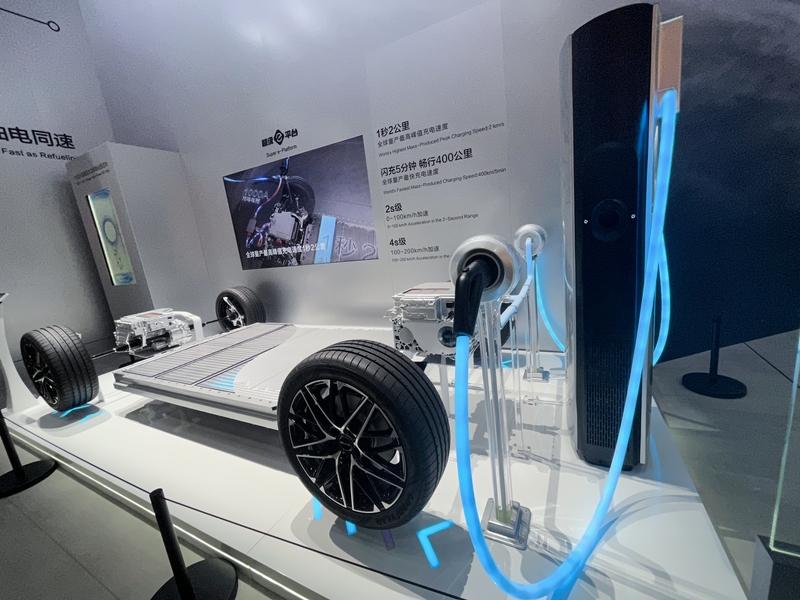 比亚迪闪充技术肯定会影响其他车企策略。2026年3月，比亚迪推出第二代刀片电池及