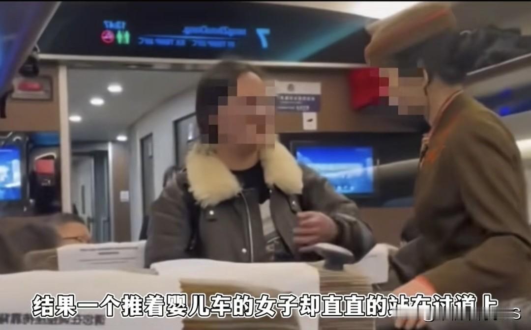 宝妈推童车堵死高铁过道，丢下孩子扬长而去。

11月7日G72次高铁上，列车即将