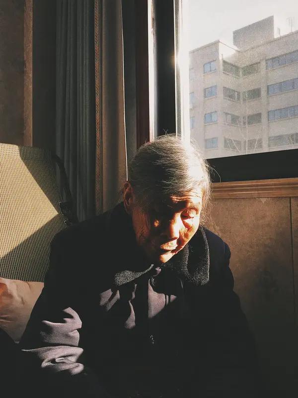 77岁奶奶，18年扯了11本红本本！离了个大谱，民政局都快被她包年了吧？网友：这