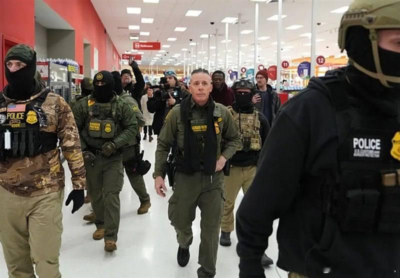 懂王的冲锋队长，美国边境巡逻队指挥官格雷戈里・博维诺已被解职。调任背锅队队长。《