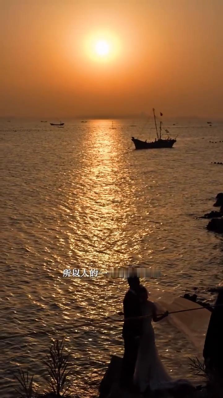 一个人很难在青春的时候享受青春，很难在经历美好的时候意识到这就是美好。所以人的一