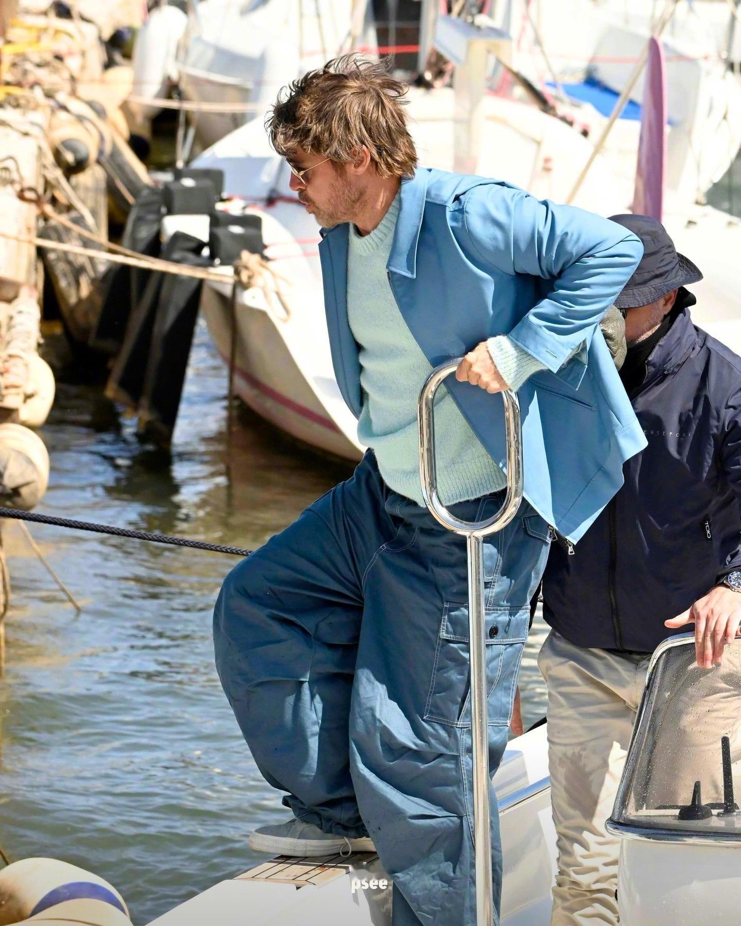 布拉德·皮特最近乘坐小船🚤抵达希腊继续拍摄新片《The Riders》，这部片