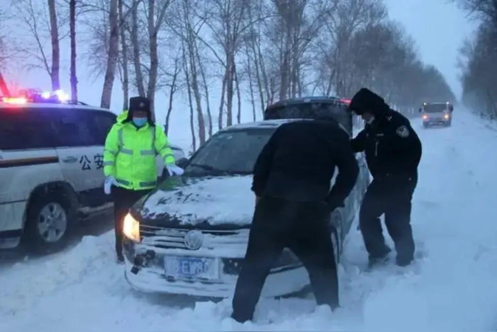 近日，多地突降大雪，部分自驾游客被困途中。积雪厚达数十厘米，道路结冰难行，车辆动