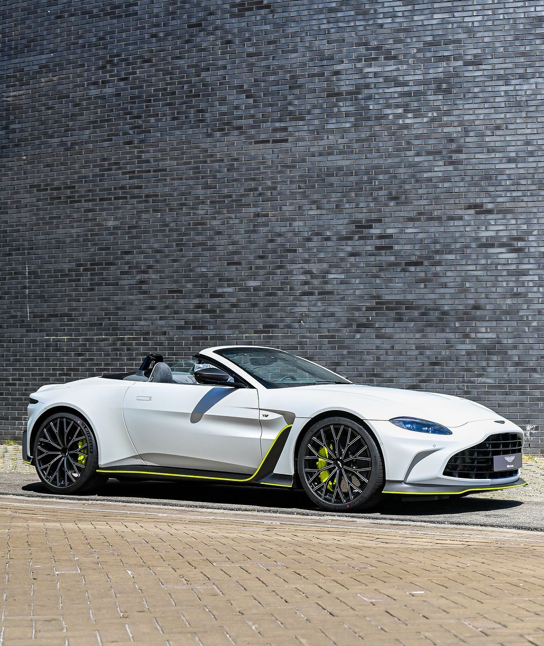 Aston Martin V12 Vantage Roadster#Vantag