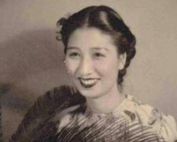 1940年深夜，民国大美女郑苹如，被秘密押到小树林执行枪决。特务垂涎她的美色，犹