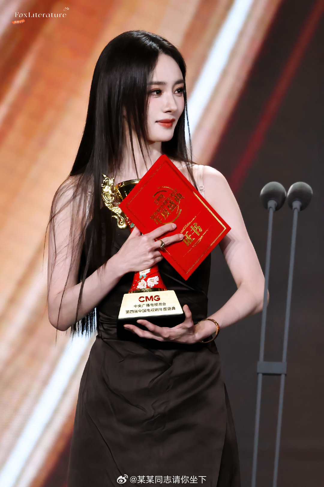 只知道杨幂无考察期空降代言人一个月普拉达就给杨幂特别定制，代言成衣四个月又拿下普