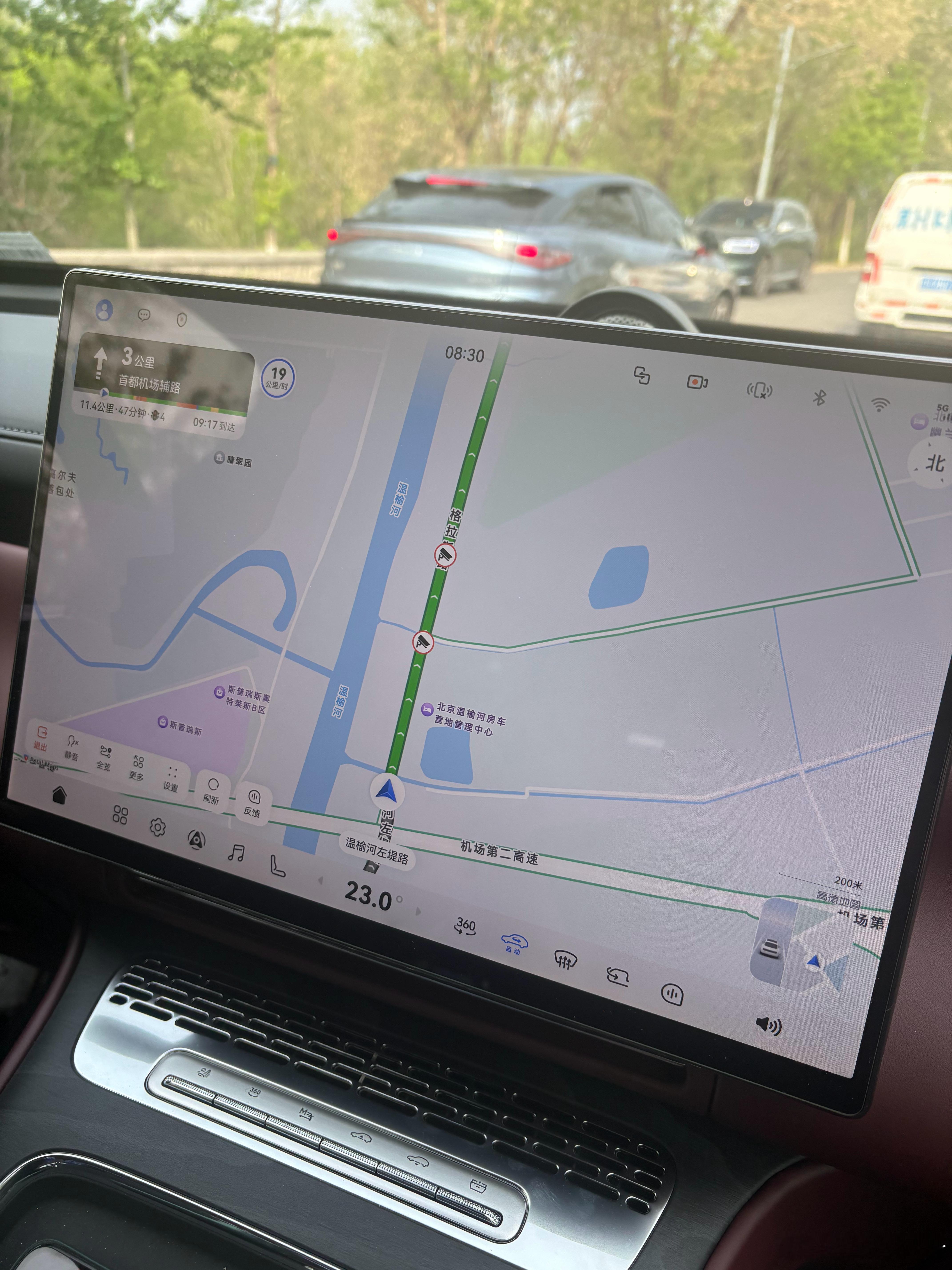 大家早呀和工作室的小伙伴们出发去车展咯导航一会一变 每条路都堵上了大家都到了吗？