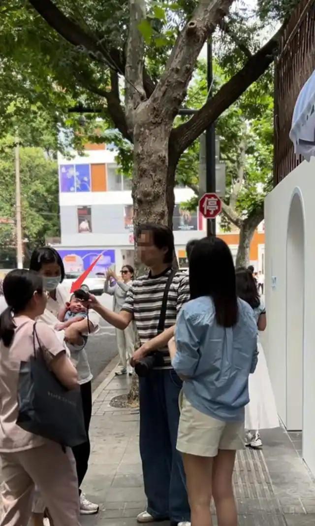 程晓玥刚出月子就穿高跟逛街，带俩娃还带俩阿姨，身材恢复得跟没生过似的？​​​