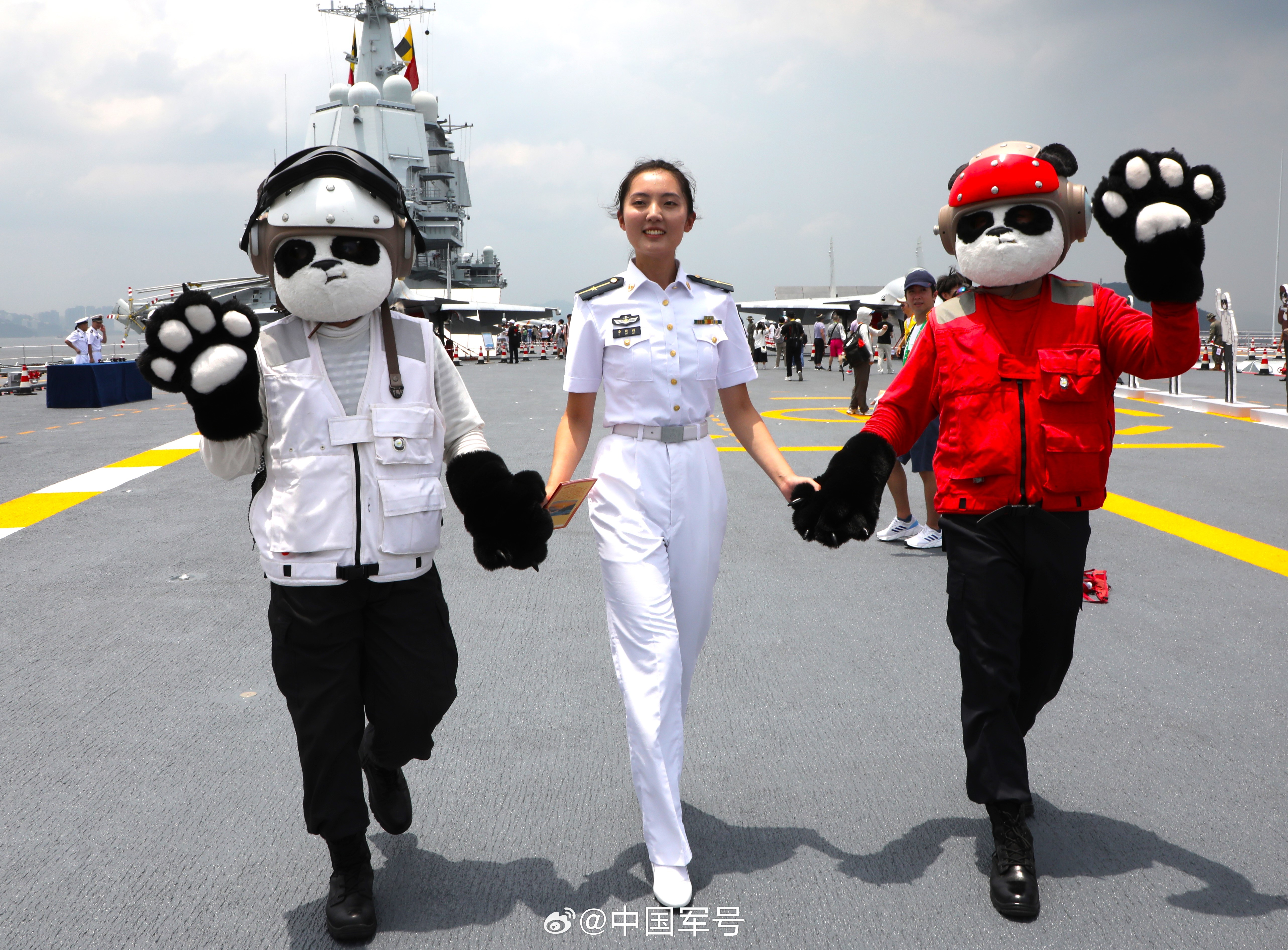 【又萌又酷！舰载熊猫亮相飞行甲板】7月5日，山东舰对香港市民开放，两只“舰载熊猫