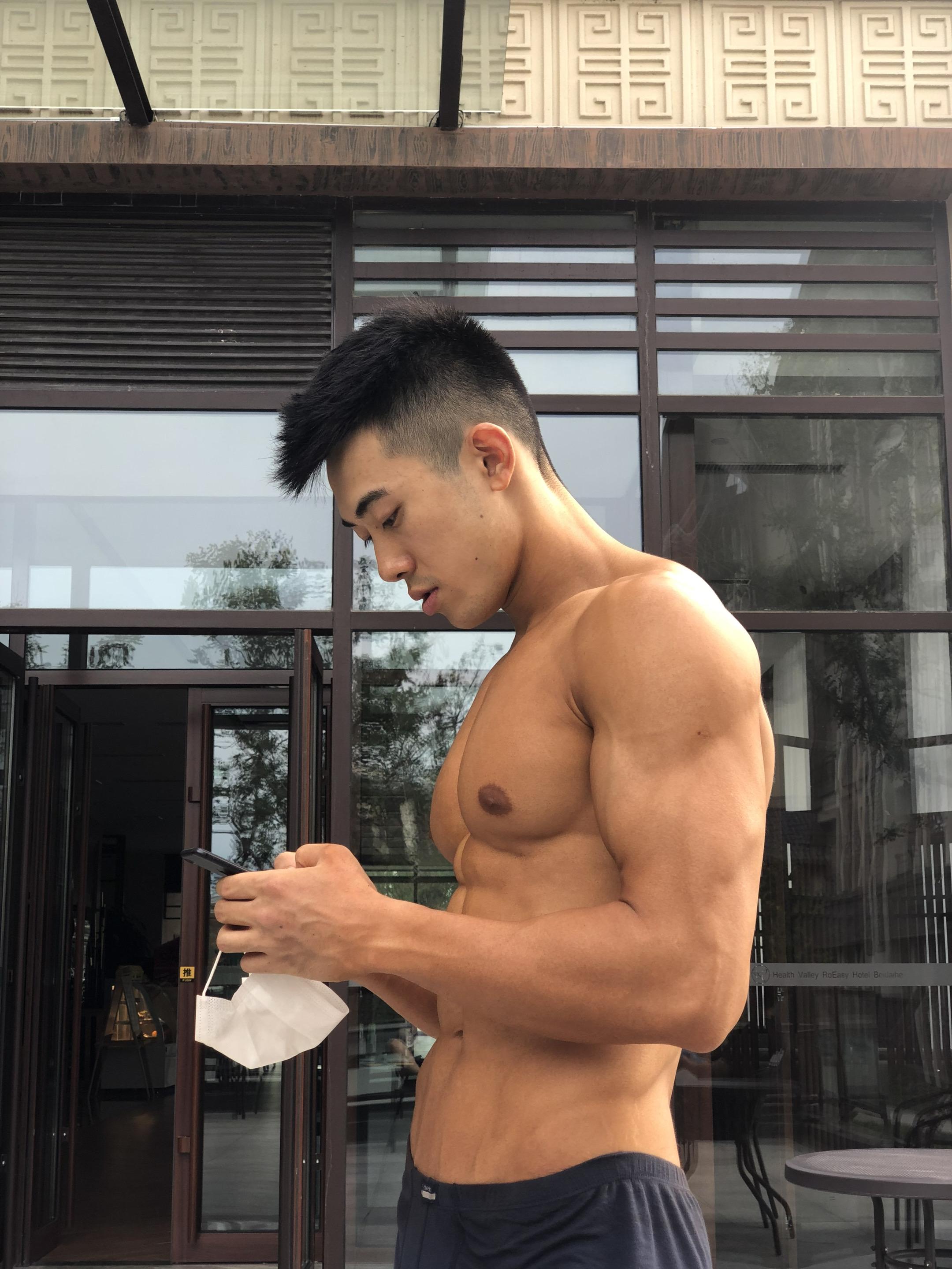 本来奔着彭于晏那样练，结果练成斯坦森了。