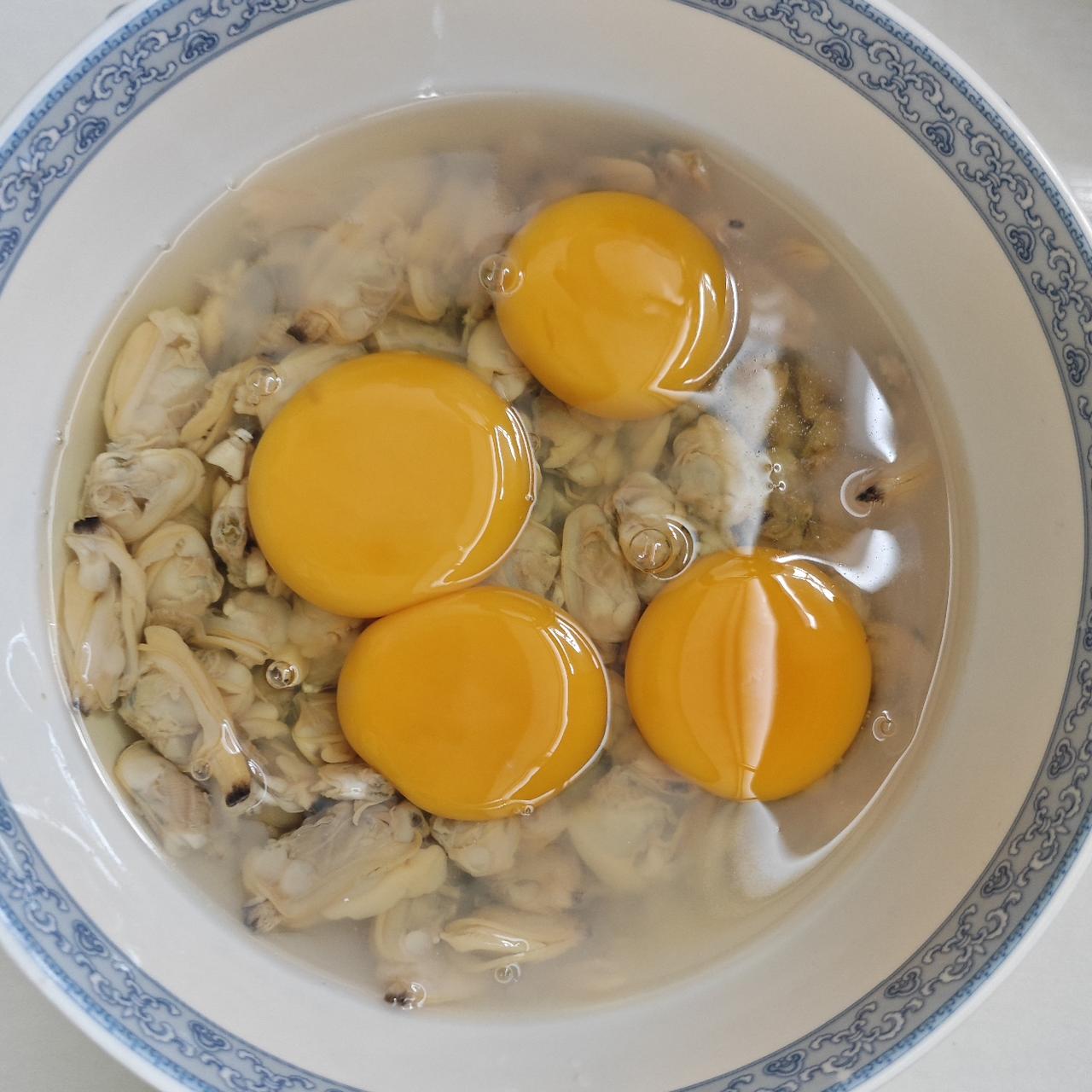 回家后，就把蛤蜊清洗干净，煮熟剥出蛤蜊肉。
俺把蛤蜊肉冰冻起来一部分，然后用一小