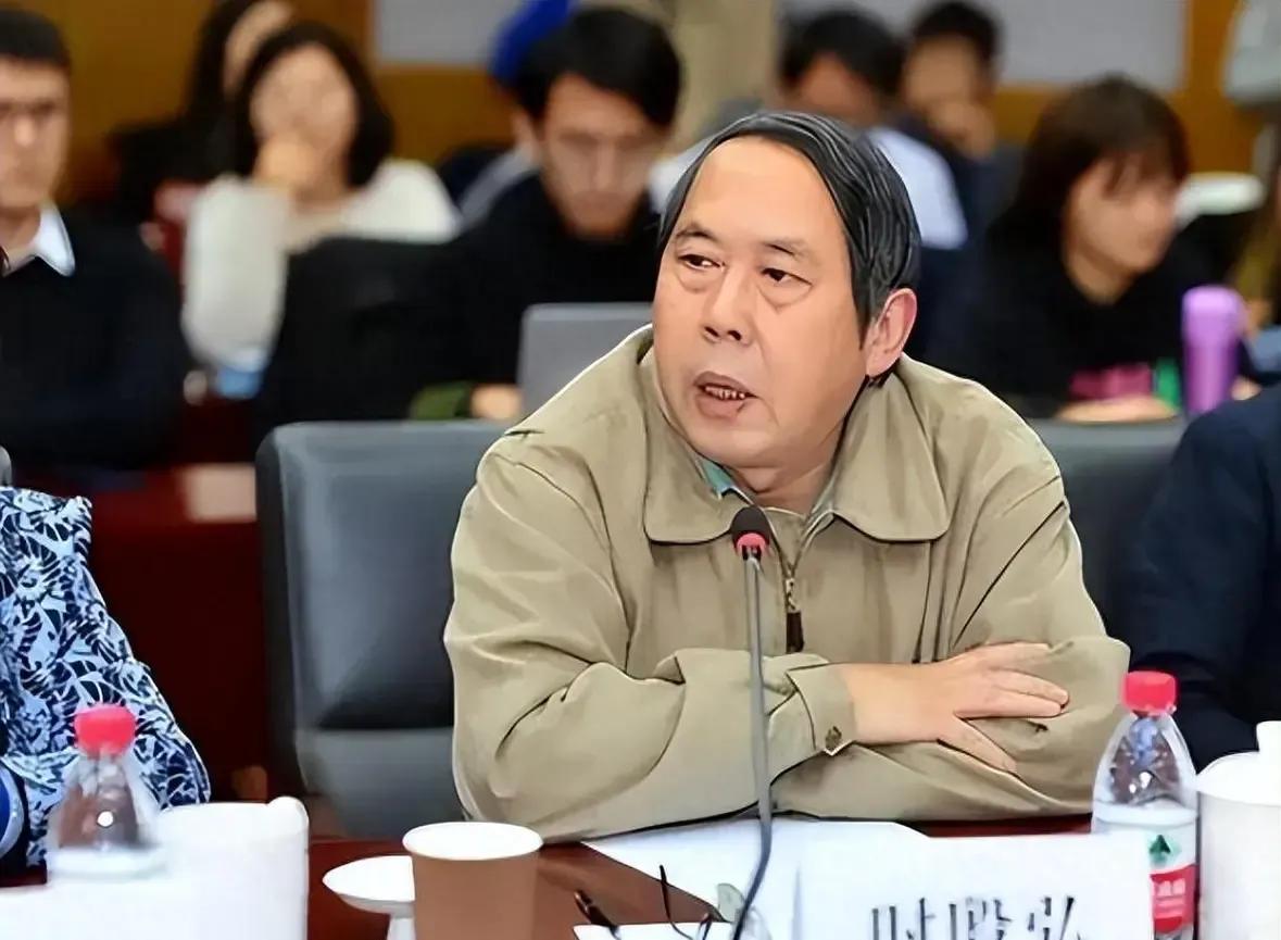 他曾任中华人民共和国国务院参事，他是中国人民大学美国问题研究专家时殷弘教授。他曾