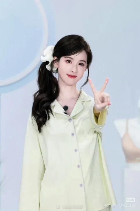 陈都灵最近的自拍练习成果展示陈都灵晒自拍陈都灵最新自拍状态超绝，脸型精致线条优越