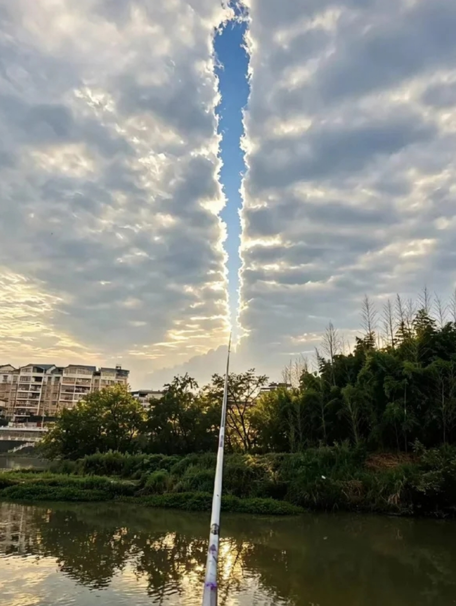 车若初见 这一竿威力够猛的，天都给甩开了